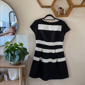 ANN TAYLOR BLACK AND WHITE STRIPED DRESS SIZE 4